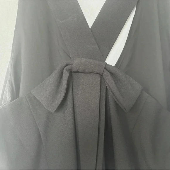 Black knee-length sheath dress with v-neck sleeveless design for cocktail - Picture 4 of 8